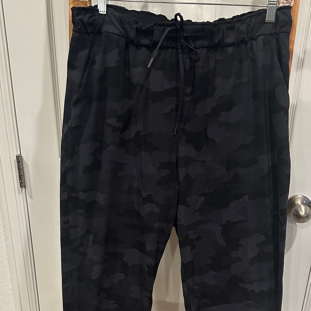 Lululemon women’s Black Camouflage Pants